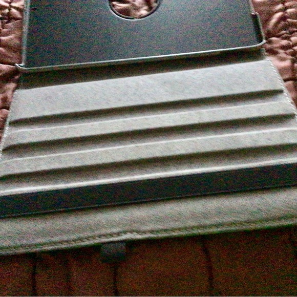 I ipad cover and a iPhone Stand. - Picture 3 of 10